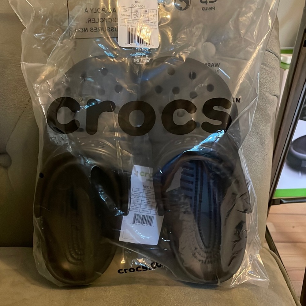 Black Crocs Women’s 7 / Men’s 5